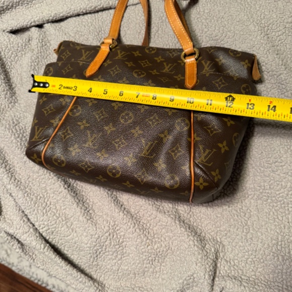 Louis Vuitton Totally MM Shoulder Bag - Picture 11 of 13